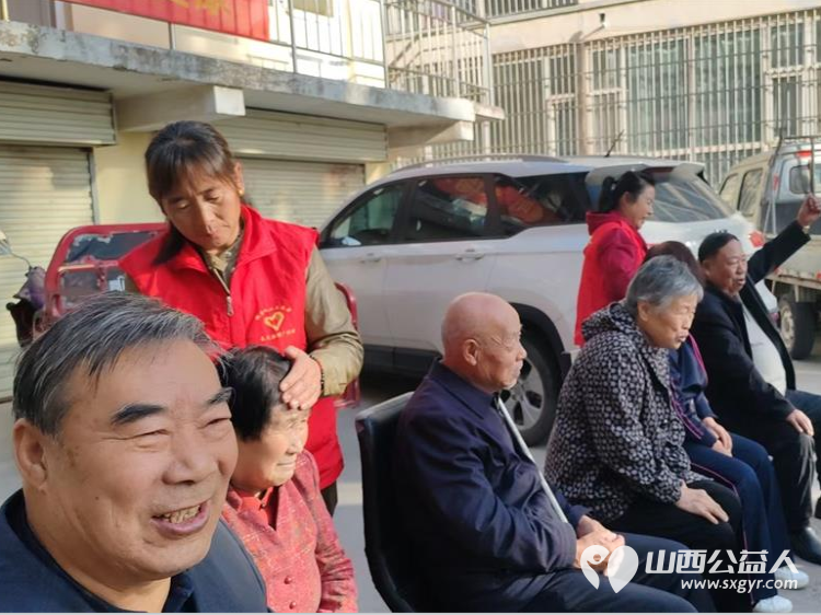 九九重阳节长治市微尘公益协会杨鹏丽带领志愿者去村里慰问生活困难的老人 - 第8张 - 山西公益人 九九重阳节长治市微尘公益协会杨鹏丽带领志愿者去村里慰问生活困难的老人 - 第8张