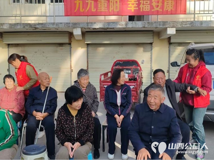 九九重阳节长治市微尘公益协会杨鹏丽带领志愿者去村里慰问生活困难的老人 - 第6张 - 山西公益人 九九重阳节长治市微尘公益协会杨鹏丽带领志愿者去村里慰问生活困难的老人 - 第6张