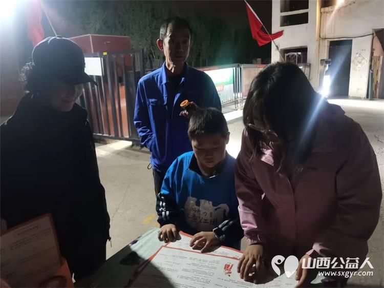 太原市儿童友好促进会儿童公益专委会小义工王翌臣与爸爸妈妈一起自发组成敬老爱老志愿组在小区内宣讲老年防跌倒常识 - 第5张