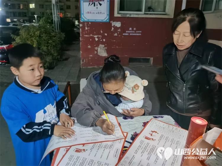 太原市儿童友好促进会儿童公益专委会小义工王翌臣与爸爸妈妈一起自发组成敬老爱老志愿组在小区内宣讲老年防跌倒常识 - 第3张