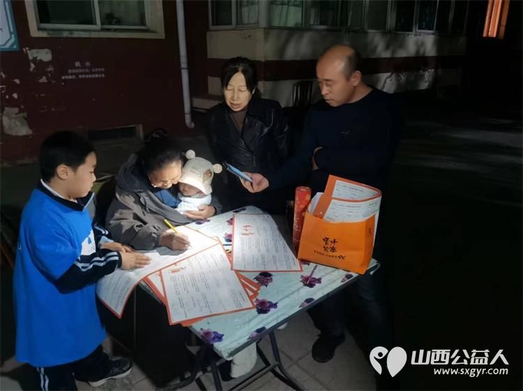 太原市儿童友好促进会儿童公益专委会小义工王翌臣与爸爸妈妈一起自发组成敬老爱老志愿组在小区内宣讲老年防跌倒常识 - 第7张