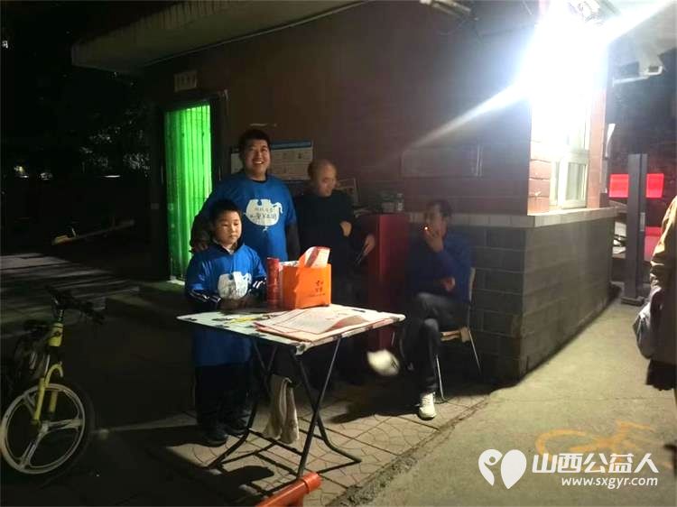 太原市儿童友好促进会儿童公益专委会小义工王翌臣与爸爸妈妈一起自发组成敬老爱老志愿组在小区内宣讲老年防跌倒常识 - 第8张