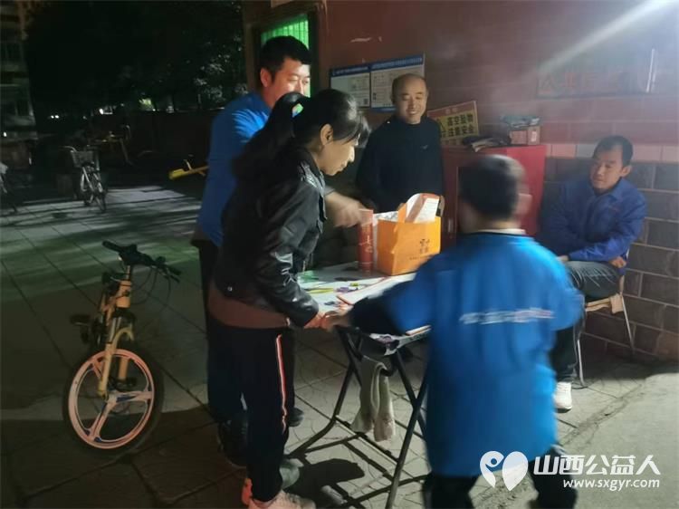 太原市儿童友好促进会儿童公益专委会小义工王翌臣与爸爸妈妈一起自发组成敬老爱老志愿组在小区内宣讲老年防跌倒常识 - 第4张