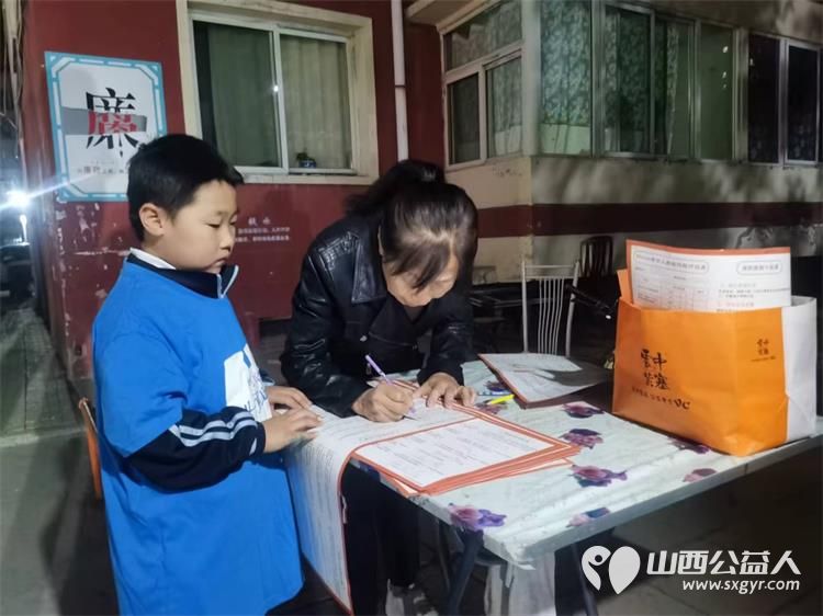 太原市儿童友好促进会儿童公益专委会小义工王翌臣与爸爸妈妈一起自发组成敬老爱老志愿组在小区内宣讲老年防跌倒常识 - 第2张