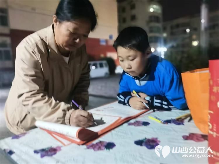 太原市儿童友好促进会儿童公益专委会小义工王翌臣与爸爸妈妈一起自发组成敬老爱老志愿组在小区内宣讲老年防跌倒常识 - 第1张