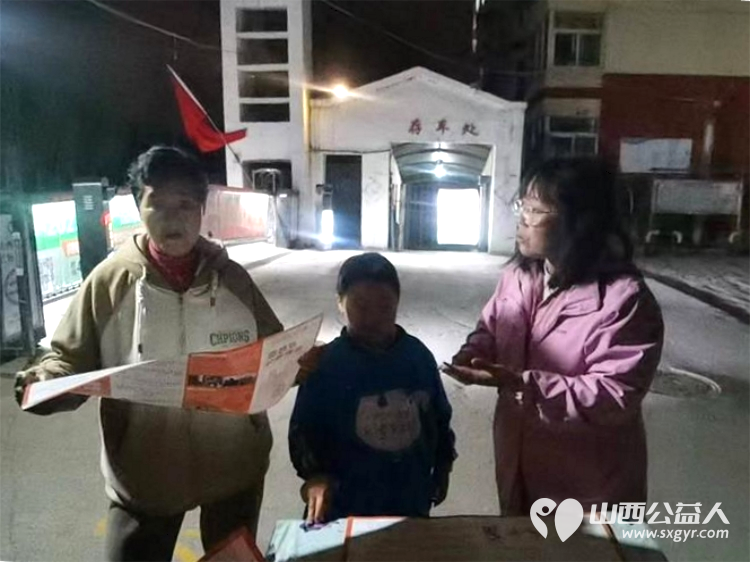 太原市儿童友好促进会儿童公益专委会小义工王翌臣与爸爸妈妈一起自发组成敬老爱老志愿组在小区内宣讲老年防跌倒常识 - 第6张