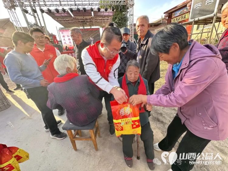 九九重阳到百善孝为先----重阳节屯留正能量公益志愿者到余吾镇北街村和村里的老人们共度重阳集体用餐免费理发看节目 - 第34张