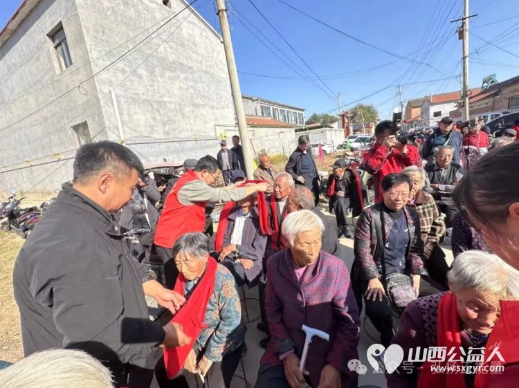 九九重阳到百善孝为先----重阳节屯留正能量公益志愿者到余吾镇北街村和村里的老人们共度重阳集体用餐免费理发看节目 - 第25张