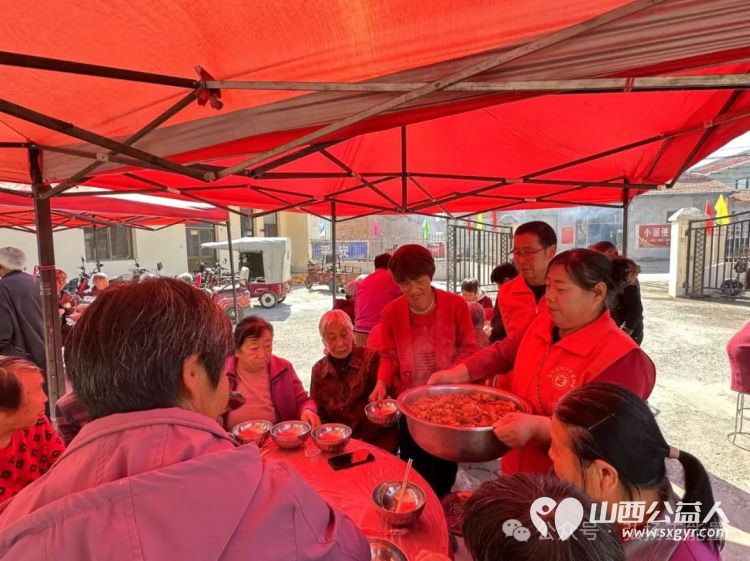 九九重阳到百善孝为先----重阳节屯留正能量公益志愿者到余吾镇北街村和村里的老人们共度重阳集体用餐免费理发看节目 - 第19张