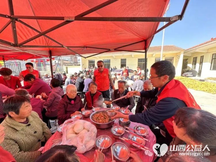 九九重阳到百善孝为先----重阳节屯留正能量公益志愿者到余吾镇北街村和村里的老人们共度重阳集体用餐免费理发看节目 - 第17张