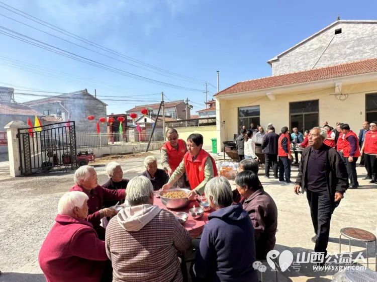 九九重阳到百善孝为先----重阳节屯留正能量公益志愿者到余吾镇北街村和村里的老人们共度重阳集体用餐免费理发看节目 - 第16张