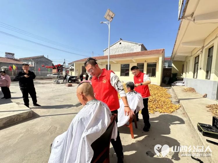 九九重阳到百善孝为先----重阳节屯留正能量公益志愿者到余吾镇北街村和村里的老人们共度重阳集体用餐免费理发看节目 - 第11张