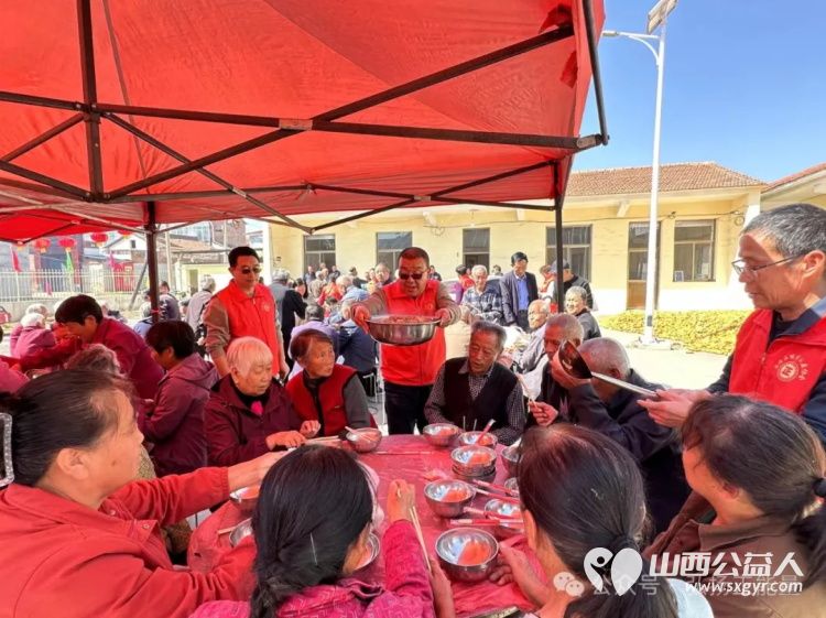 九九重阳到百善孝为先----重阳节屯留正能量公益志愿者到余吾镇北街村和村里的老人们共度重阳集体用餐免费理发看节目 - 第20张