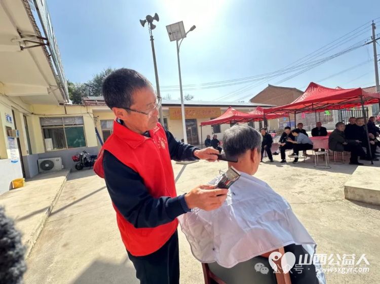 九九重阳到百善孝为先----重阳节屯留正能量公益志愿者到余吾镇北街村和村里的老人们共度重阳集体用餐免费理发看节目 - 第14张