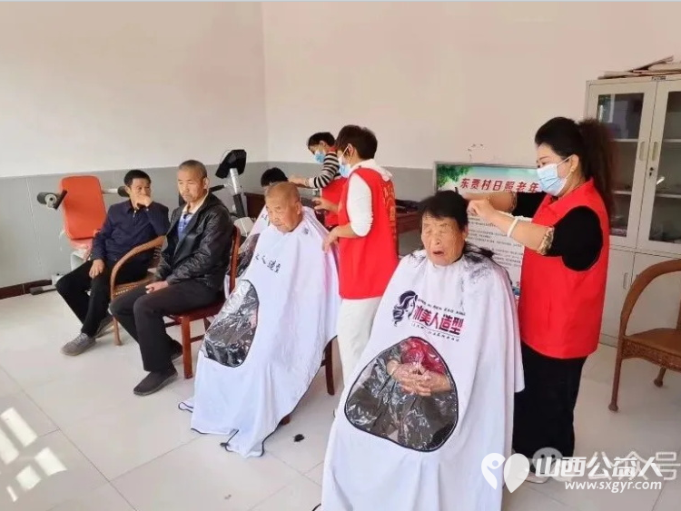 九九重阳到百善孝为先----重阳节屯留正能量公益志愿者到余吾镇北街村和村里的老人们共度重阳集体用餐免费理发看节目 - 第9张