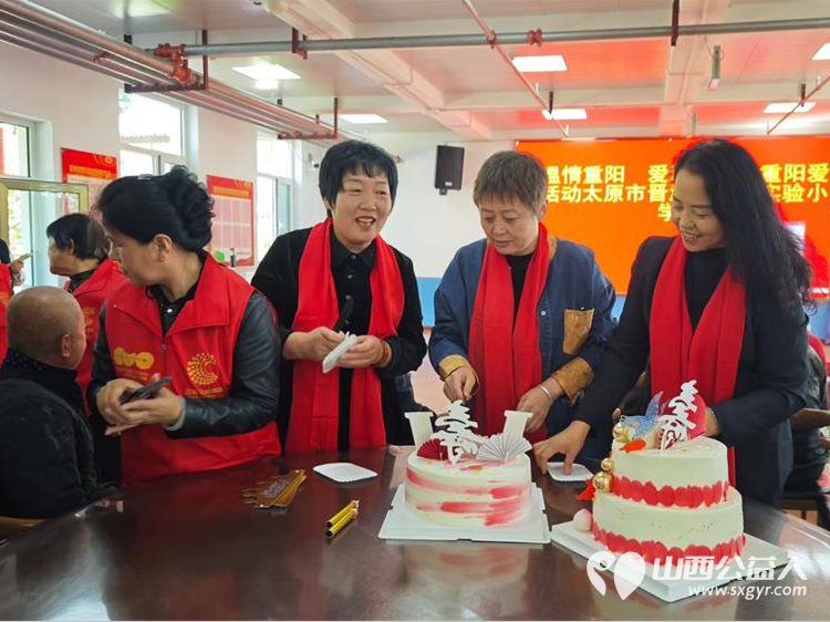 九九重阳节中国好人陈秀苗带领志愿者走进敬老院和老人们一起庆祝自己的节日 - 第1张