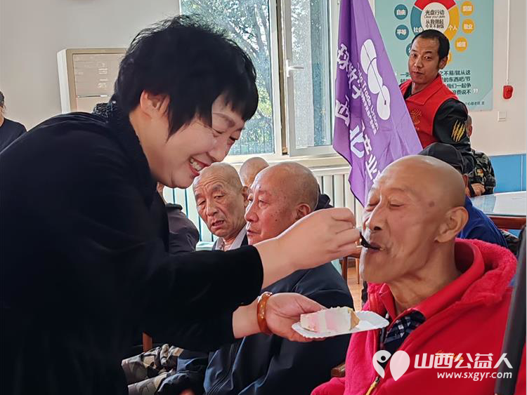 九九重阳节中国好人陈秀苗带领志愿者走进敬老院和老人们一起庆祝自己的节日 - 第3张