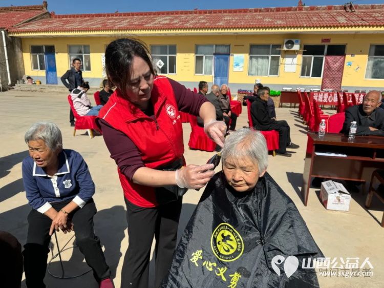 2024年九九重阳节情暖老人心运城市第一时间志愿者协会开展系列敬老志愿服务活动 - 第6张 - 山西公益人 2024年九九重阳节情暖老人心运城市第一时间志愿者协会开展系列敬老志愿服务活动 - 第6张