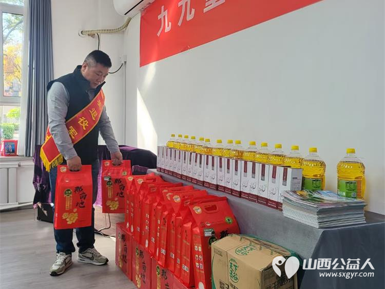 在重阳节这一天太原神舟老班长爱国拥军志愿服务团走进市军休二所开展慰问活动 - 第2张