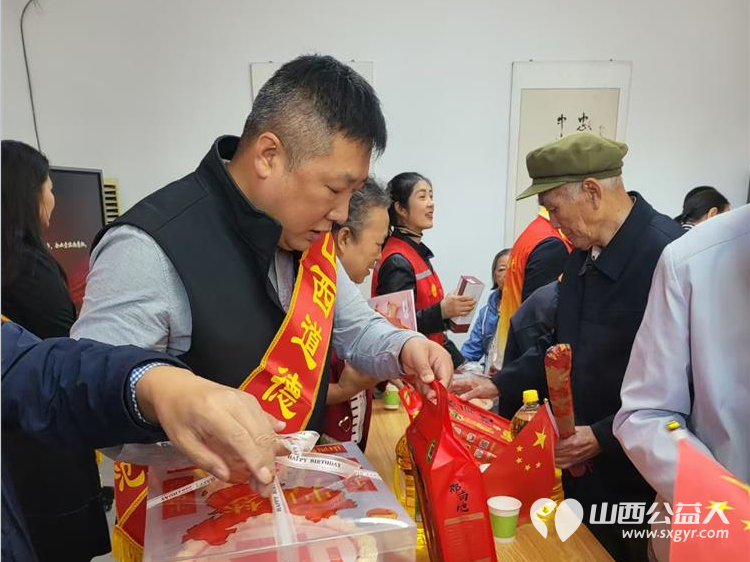 在重阳节这一天太原神舟老班长爱国拥军志愿服务团走进市军休二所开展慰问活动 - 第4张