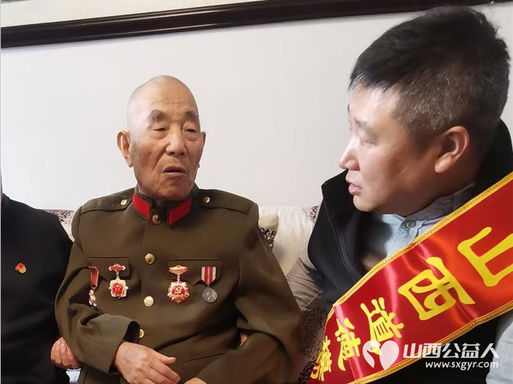 在重阳节这一天太原神舟老班长爱国拥军志愿服务团走进市军休二所开展慰问活动 - 第5张