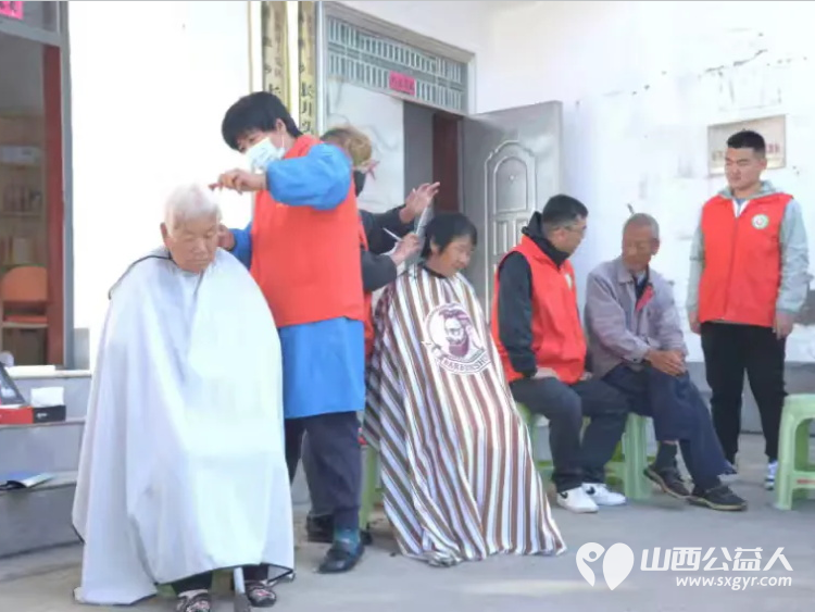 九九重阳节浓浓敬老情----上党区义工协会走进长井头村爱心义剪让孤寡老人感受到暖暖的爱意 - 第3张