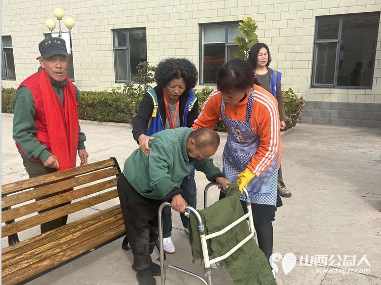 九九重阳快乐安康 长治市小雨点公益志愿者协会志愿者驱车来到马厂镇的富村敬老院和老人一起共度欢乐重阳 - 第2张 - 山西公益人 九九重阳快乐安康 长治市小雨点公益志愿者协会志愿者驱车来到马厂镇的富村敬老院和老人一起共度欢乐重阳 - 第2张