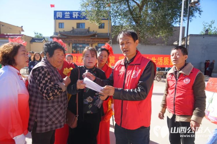 情系家乡献爱心----忻州秀容公益服务中心携手爱心企业忻州福耀玻璃薄建光总经理开展重阳节家乡慰问活动为芳兰村的41户老人每家捐赠了一袋白面 - 第13张 - 山西公益人 情系家乡献爱心----忻州秀容公益服务中心携手爱心企业忻州福耀玻璃薄建光总经理开展重阳节家乡慰问活动为芳兰村的41户老人每家捐赠了一袋白面 - 第13张