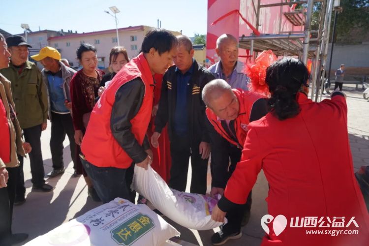情系家乡献爱心----忻州秀容公益服务中心携手爱心企业忻州福耀玻璃薄建光总经理开展重阳节家乡慰问活动为芳兰村的41户老人每家捐赠了一袋白面 - 第15张 - 山西公益人 情系家乡献爱心----忻州秀容公益服务中心携手爱心企业忻州福耀玻璃薄建光总经理开展重阳节家乡慰问活动为芳兰村的41户老人每家捐赠了一袋白面 - 第15张