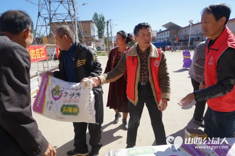 情系家乡献爱心----忻州秀容公益服务中心携手爱心企业忻州福耀玻璃薄建光总经理开展重阳节家乡慰问活动为芳兰村的41户老人每家捐赠了一袋白面 - 第18张 - 山西公益人 情系家乡献爱心----忻州秀容公益服务中心携手爱心企业忻州福耀玻璃薄建光总经理开展重阳节家乡慰问活动为芳兰村的41户老人每家捐赠了一袋白面 - 第18张