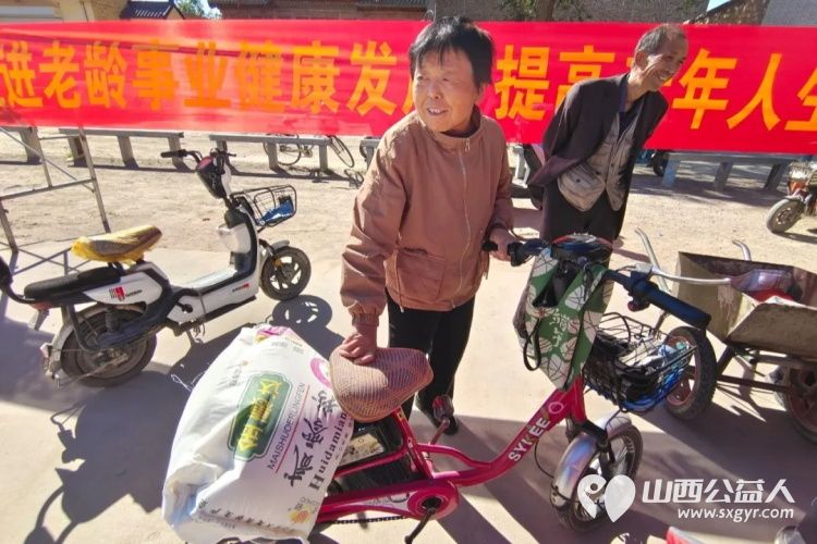 情系家乡献爱心----忻州秀容公益服务中心携手爱心企业忻州福耀玻璃薄建光总经理开展重阳节家乡慰问活动为芳兰村的41户老人每家捐赠了一袋白面 - 第19张 - 山西公益人 情系家乡献爱心----忻州秀容公益服务中心携手爱心企业忻州福耀玻璃薄建光总经理开展重阳节家乡慰问活动为芳兰村的41户老人每家捐赠了一袋白面 - 第19张