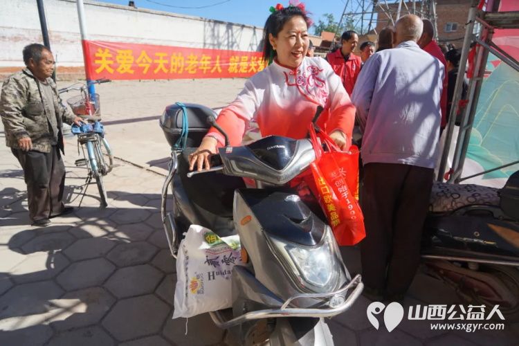 情系家乡献爱心----忻州秀容公益服务中心携手爱心企业忻州福耀玻璃薄建光总经理开展重阳节家乡慰问活动为芳兰村的41户老人每家捐赠了一袋白面 - 第17张 - 山西公益人 情系家乡献爱心----忻州秀容公益服务中心携手爱心企业忻州福耀玻璃薄建光总经理开展重阳节家乡慰问活动为芳兰村的41户老人每家捐赠了一袋白面 - 第17张