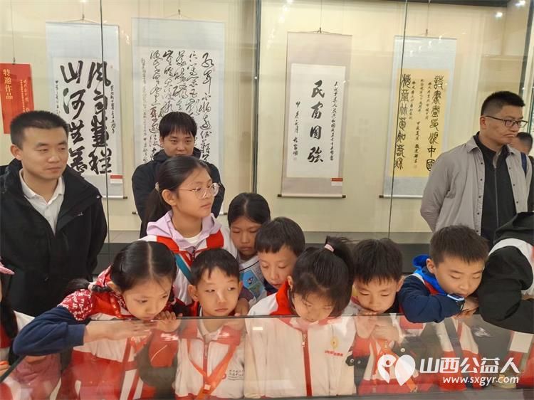 山西省太原市红十字小小宣讲员参加了“喝彩新中国,放歌新时代”书画作品展开幕式 - 第6张 - 山西公益人 山西省太原市红十字小小宣讲员参加了“喝彩新中国,放歌新时代”书画作品展开幕式 - 第6张