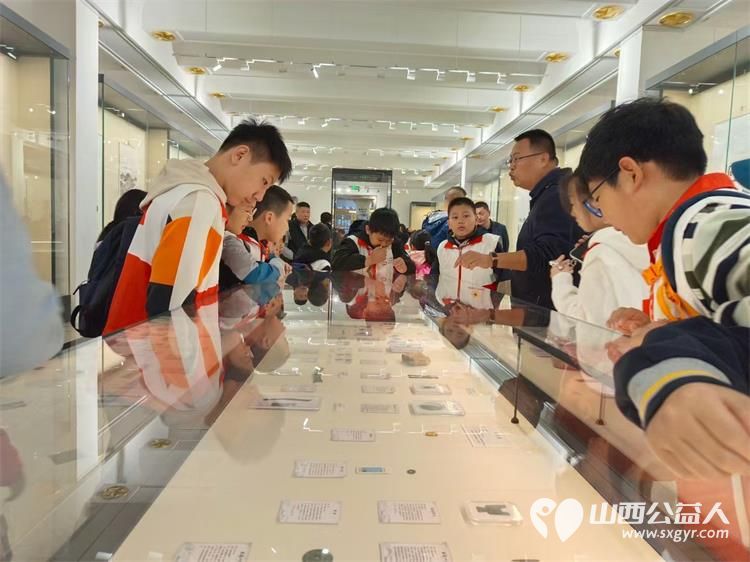 山西省太原市红十字小小宣讲员参加了“喝彩新中国,放歌新时代”书画作品展开幕式 - 第8张 - 山西公益人 山西省太原市红十字小小宣讲员参加了“喝彩新中国,放歌新时代”书画作品展开幕式 - 第8张