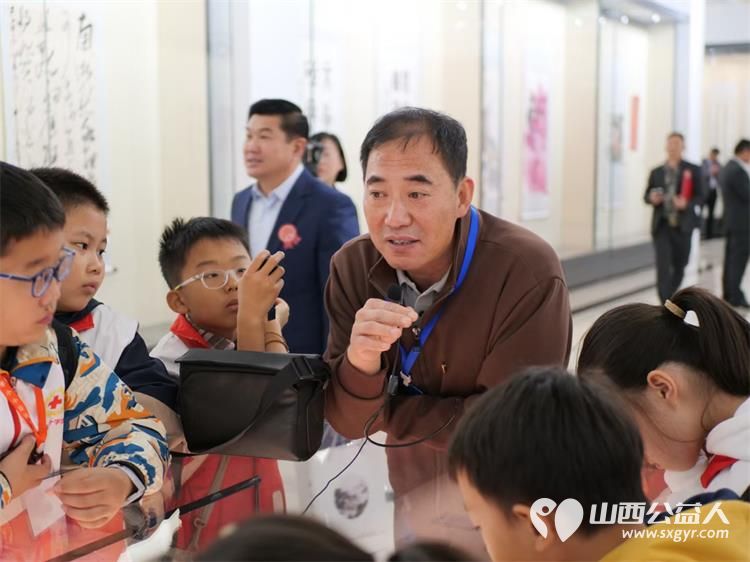 山西省太原市红十字小小宣讲员参加了“喝彩新中国,放歌新时代”书画作品展开幕式 - 第3张 - 山西公益人 山西省太原市红十字小小宣讲员参加了“喝彩新中国,放歌新时代”书画作品展开幕式 - 第3张