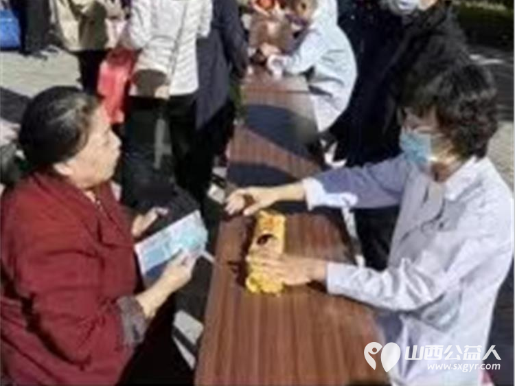 太原市专家协会全科医生霍素文联合晋源区金胜镇电西社区、小区物业公司举办了“爱在重阳健康与民同行”健康宣传活动 - 第2张 - 山西公益人 太原市专家协会全科医生霍素文联合晋源区金胜镇电西社区、小区物业公司举办了“爱在重阳健康与民同行”健康宣传活动 - 第2张