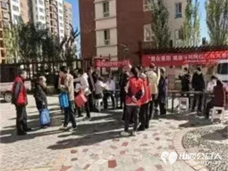 太原市专家协会全科医生霍素文联合晋源区金胜镇电西社区、小区物业公司举办了“爱在重阳健康与民同行”健康宣传活动 - 第3张 - 山西公益人 太原市专家协会全科医生霍素文联合晋源区金胜镇电西社区、小区物业公司举办了“爱在重阳健康与民同行”健康宣传活动 - 第3张