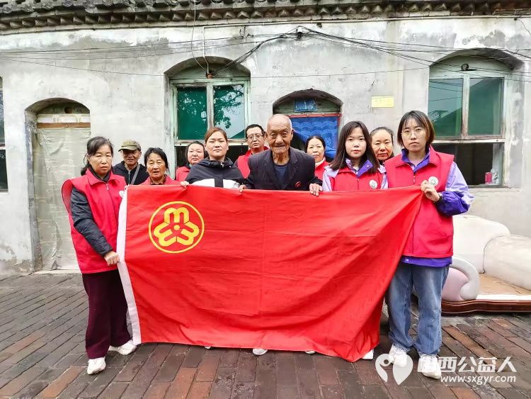 介休市敬老协会敬老爱老助老行动在洪山镇崇贤村入户86岁特困老人郝太山家中帮助清理卫生 - 第1张 - 山西公益人 介休市敬老协会敬老爱老助老行动在洪山镇崇贤村入户86岁特困老人郝太山家中帮助清理卫生 - 第1张