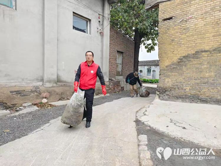 介休市敬老协会敬老爱老助老行动在洪山镇崇贤村入户86岁特困老人郝太山家中帮助清理卫生 - 第13张 - 山西公益人 介休市敬老协会敬老爱老助老行动在洪山镇崇贤村入户86岁特困老人郝太山家中帮助清理卫生 - 第13张