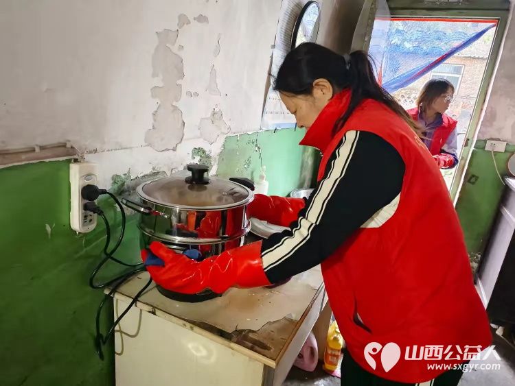 介休市敬老协会敬老爱老助老行动在洪山镇崇贤村入户86岁特困老人郝太山家中帮助清理卫生 - 第4张 - 山西公益人 介休市敬老协会敬老爱老助老行动在洪山镇崇贤村入户86岁特困老人郝太山家中帮助清理卫生 - 第4张