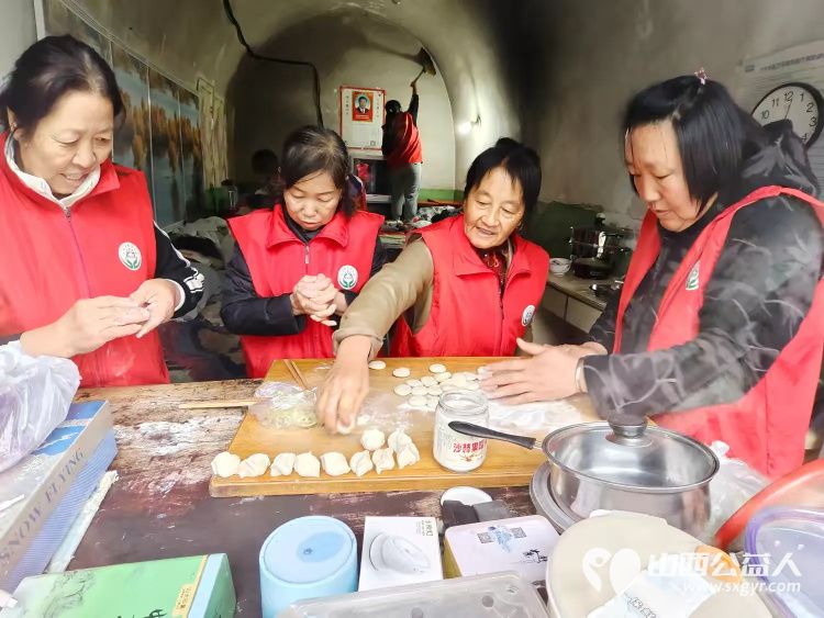 介休市敬老协会敬老爱老助老行动在洪山镇崇贤村入户86岁特困老人郝太山家中帮助清理卫生 - 第8张 - 山西公益人 介休市敬老协会敬老爱老助老行动在洪山镇崇贤村入户86岁特困老人郝太山家中帮助清理卫生 - 第8张