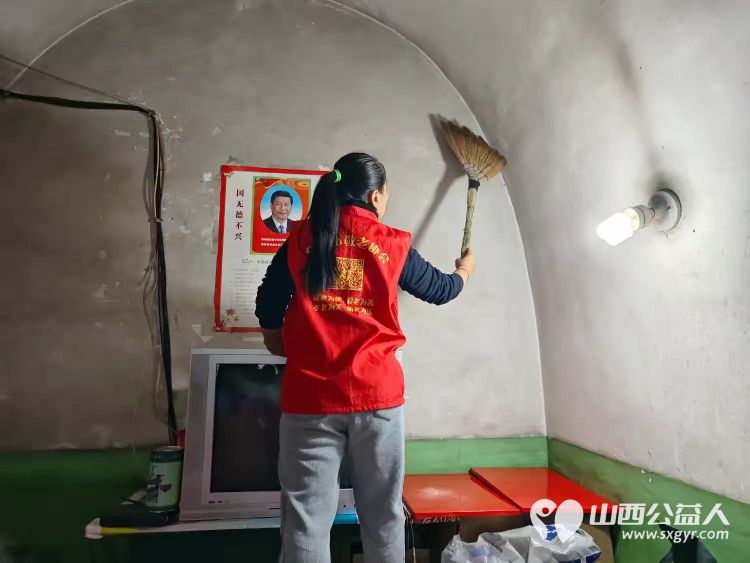 介休市敬老协会敬老爱老助老行动在洪山镇崇贤村入户86岁特困老人郝太山家中帮助清理卫生 - 第12张 - 山西公益人 介休市敬老协会敬老爱老助老行动在洪山镇崇贤村入户86岁特困老人郝太山家中帮助清理卫生 - 第12张