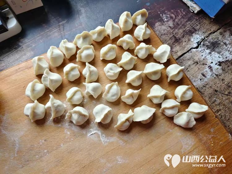 介休市敬老协会敬老爱老助老行动在洪山镇崇贤村入户86岁特困老人郝太山家中帮助清理卫生 - 第9张 - 山西公益人 介休市敬老协会敬老爱老助老行动在洪山镇崇贤村入户86岁特困老人郝太山家中帮助清理卫生 - 第9张