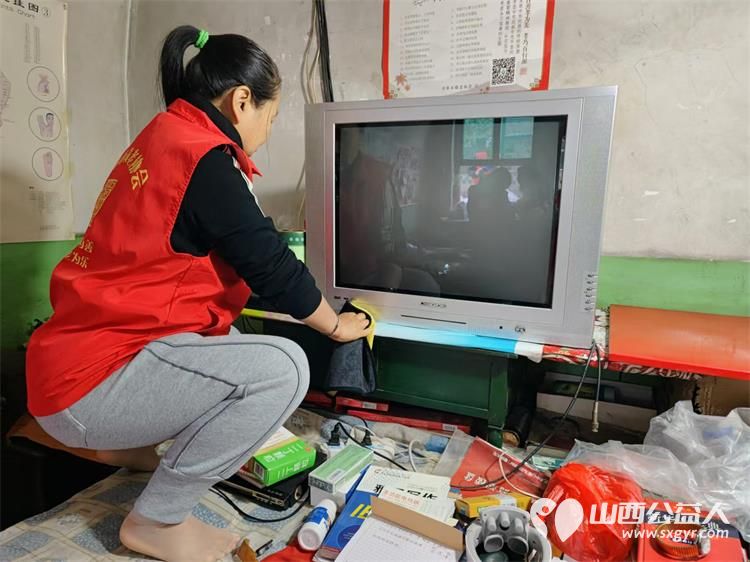 介休市敬老协会敬老爱老助老行动在洪山镇崇贤村入户86岁特困老人郝太山家中帮助清理卫生 - 第10张 - 山西公益人 介休市敬老协会敬老爱老助老行动在洪山镇崇贤村入户86岁特困老人郝太山家中帮助清理卫生 - 第10张