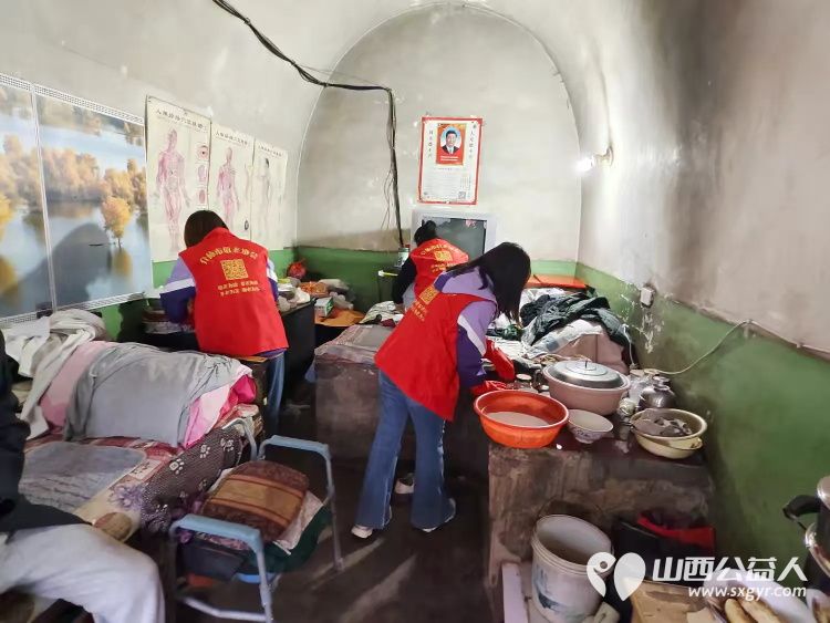 介休市敬老协会敬老爱老助老行动在洪山镇崇贤村入户86岁特困老人郝太山家中帮助清理卫生 - 第3张 - 山西公益人 介休市敬老协会敬老爱老助老行动在洪山镇崇贤村入户86岁特困老人郝太山家中帮助清理卫生 - 第3张