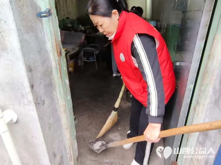 介休市敬老协会敬老爱老助老行动在洪山镇崇贤村入户86岁特困老人郝太山家中帮助清理卫生 - 第15张 - 山西公益人 介休市敬老协会敬老爱老助老行动在洪山镇崇贤村入户86岁特困老人郝太山家中帮助清理卫生 - 第15张