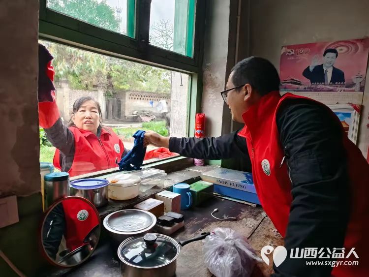 介休市敬老协会敬老爱老助老行动在洪山镇崇贤村入户86岁特困老人郝太山家中帮助清理卫生 - 第6张 - 山西公益人 介休市敬老协会敬老爱老助老行动在洪山镇崇贤村入户86岁特困老人郝太山家中帮助清理卫生 - 第6张