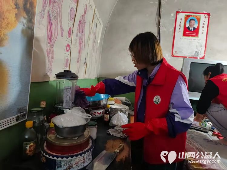 介休市敬老协会敬老爱老助老行动在洪山镇崇贤村入户86岁特困老人郝太山家中帮助清理卫生 - 第11张 - 山西公益人 介休市敬老协会敬老爱老助老行动在洪山镇崇贤村入户86岁特困老人郝太山家中帮助清理卫生 - 第11张