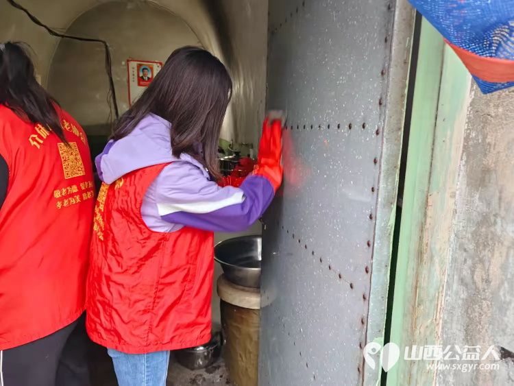 介休市敬老协会敬老爱老助老行动在洪山镇崇贤村入户86岁特困老人郝太山家中帮助清理卫生 - 第14张 - 山西公益人 介休市敬老协会敬老爱老助老行动在洪山镇崇贤村入户86岁特困老人郝太山家中帮助清理卫生 - 第14张