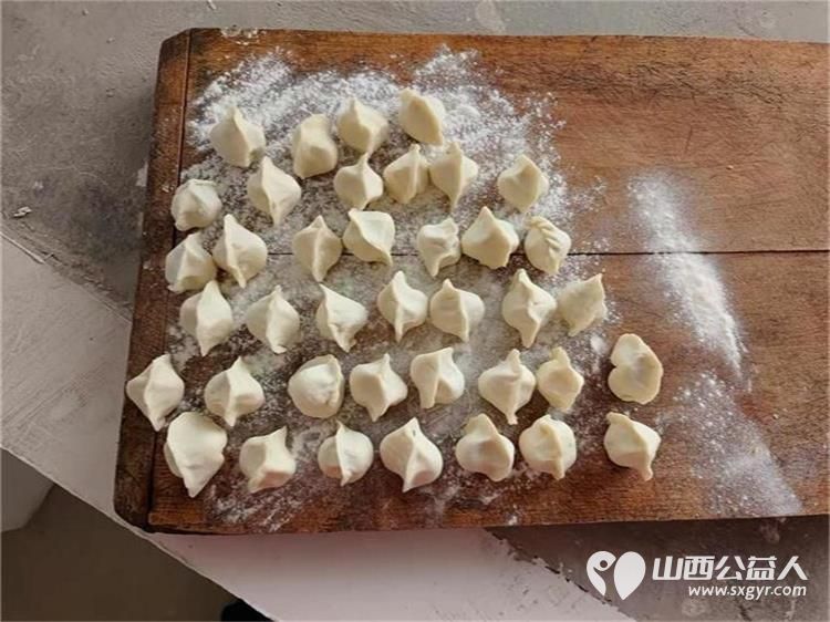 介休市敬老协会在洪山镇崇贤村入户81岁特困老人胡家龙家中帮助清理卫生包饺子 - 第20张 - 山西公益人 介休市敬老协会在洪山镇崇贤村入户81岁特困老人胡家龙家中帮助清理卫生包饺子 - 第20张